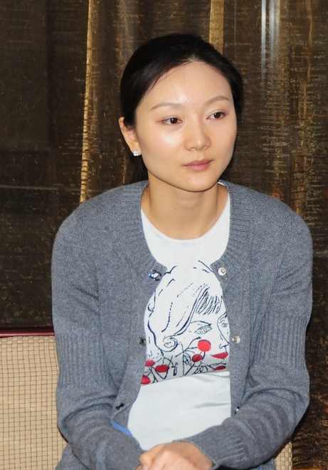 张艺谋与妻子陈婷返回酒店 一路挽手进电梯恩爱十足