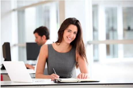 听说明星工作室好应聘,工作轻松,待遇超白领,真