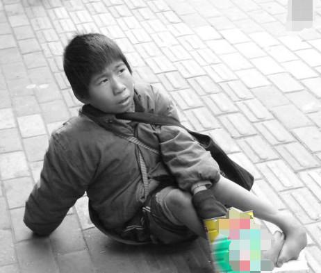 孩子被拐三年变乞丐, 乞讨认出母亲, 母亲说出一句话遭众人惨骂