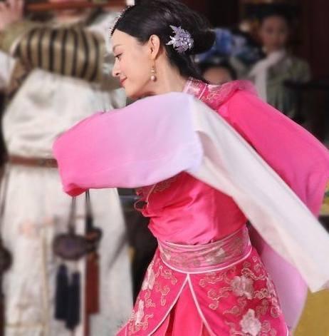 孙俪在《甄嬛传》中一袭惊鸿舞,霸气全开,惊艳四座,其柔软的身姿,宛若