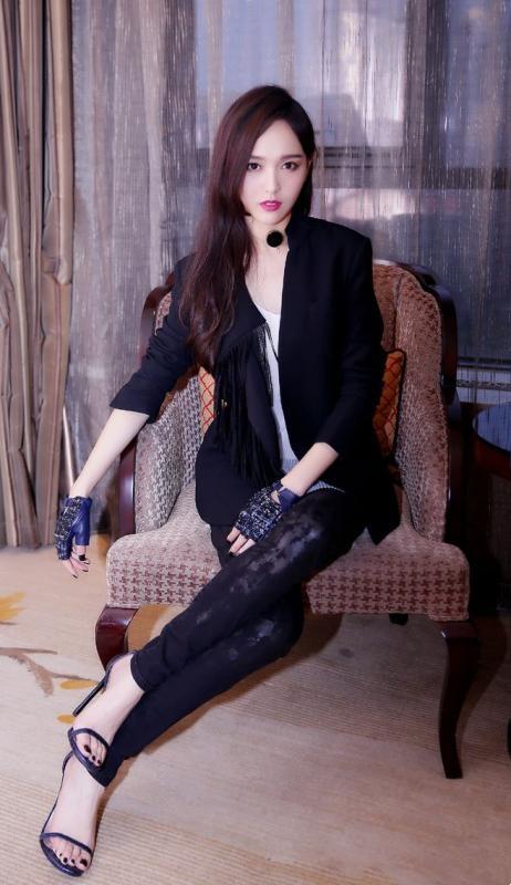 唐嫣小西装搭配黑色紧身裤,这一身穿搭让她化身职场精英!