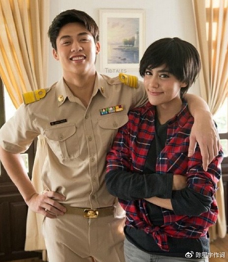 2012年《新版假扮女佣》饰演情侣   2013年《藩篱情缘》饰演情侣