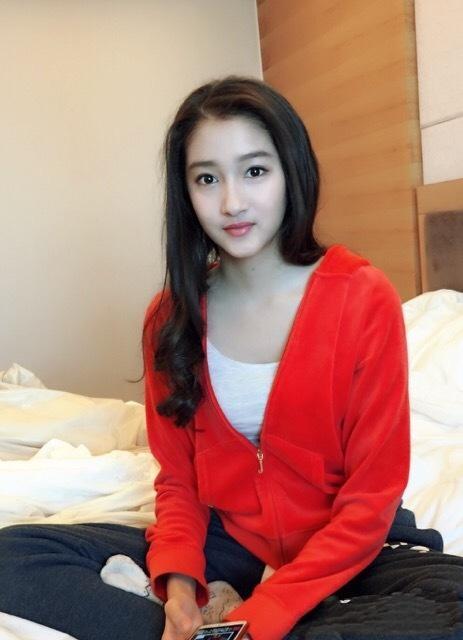 1997年出生的关晓彤,今年刚好满二十岁,也迎来了自己人生的第一场