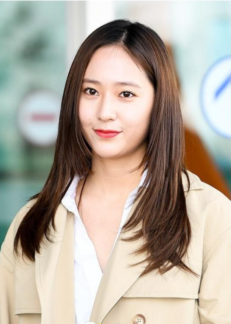 郑秀晶脸咋胖成这样?穿风衣配牛仔裤秒变155,网友:大家别学她