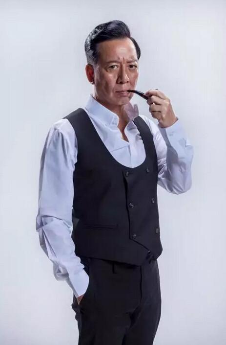 他家庭背景显赫,最经典的黄药师,出道多年不红,64岁魅力依旧