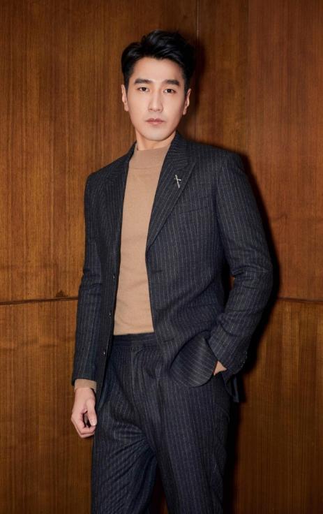 赵又廷不愧是国民老公!西装这么穿满屏高级,高圆圆眼光真犀利