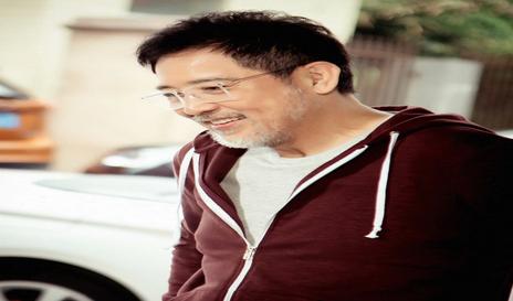 73岁秦汉近况:离开林青霞后至今单身,风度翩翩不输鲜肉