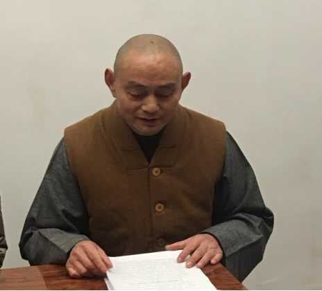 基金会名誉理事长晓明法师主持会议理事长果行法师作了基金会工作报告