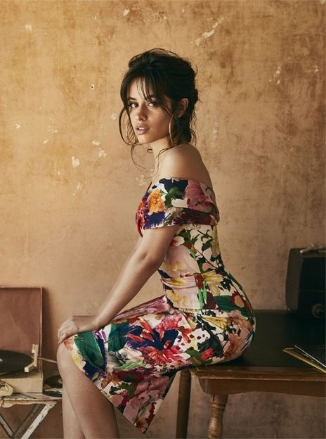 图集:卡妹全新封面写真曝光 多套造型展妩媚风情