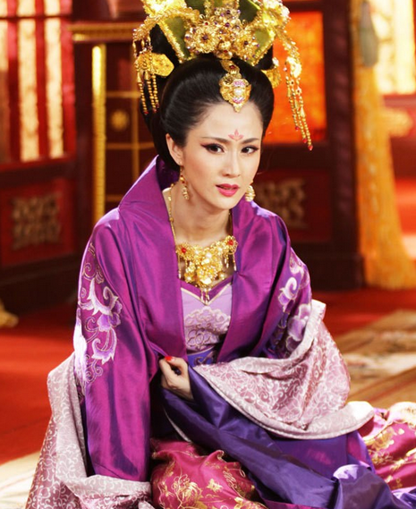 入宫后的宣姜很是受宠,很快便为卫宣公生了公子寿和公子朔两个儿子