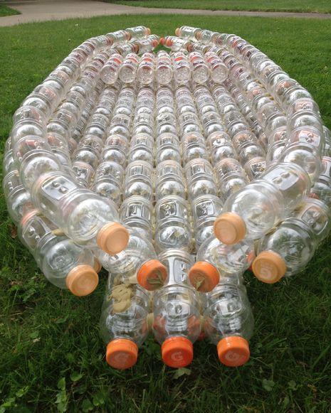 废旧塑料瓶子有啥用?印尼人把他们做成船,轻便又时尚!