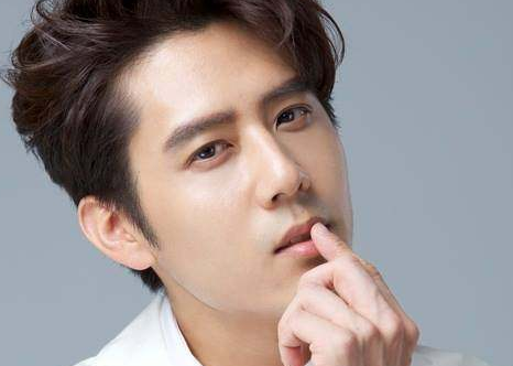 他因出演《铠甲勇士》出道,三度和迪丽热巴合作,现实中又萌又暖|迪丽|