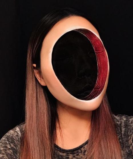 她以笔代刀,蹂躏了五官削平了整张脸,却活出了自己的价值!