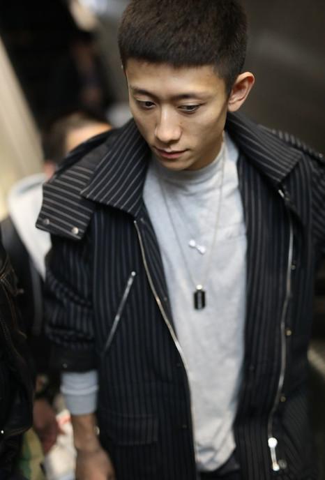 张一山现身机场"余小二"附身,网友:就喜欢你这痞子样儿!