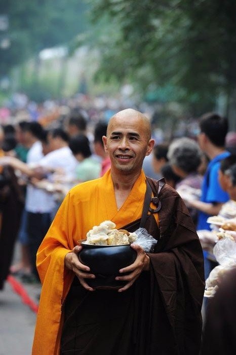一位僧人托钵乞食的真实经历