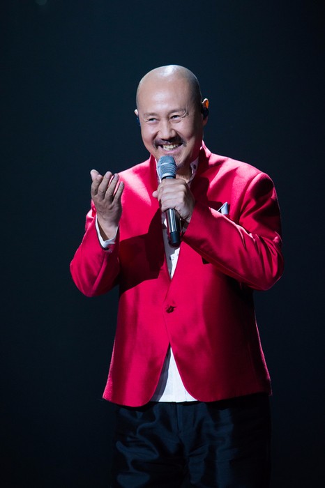 腾格尔成《歌手》"时尚风向标" 唱响《怀念战友》致敬最可爱的人