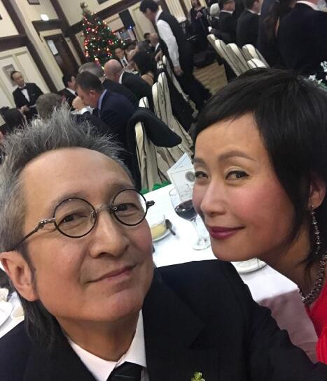 55岁叶童和64岁老公亲密合影照两人已恩爱走过30年