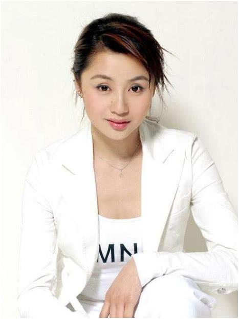 曹颖在乌龙闯情关中的角色霍水仙,有人说那个时候的她达到了颜值的