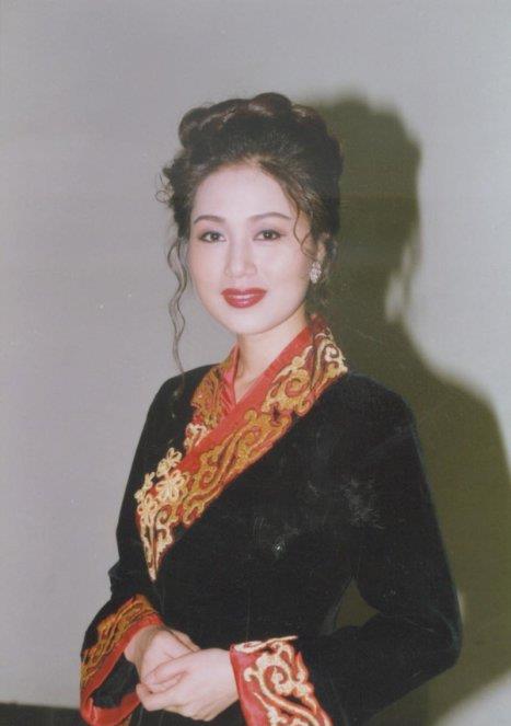 她曾是"唐僧"母亲,更是国家一级演员,今和丈夫出门被认成父女