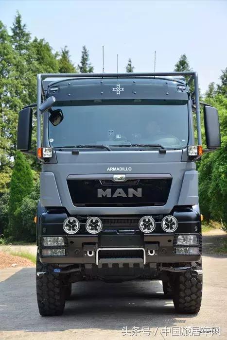 车头部分依然是保留了man tgs的原厂风格,在动力方面,征服者f确切的说