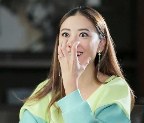 早年的牟湘盈曾经在微博里发布了一张自己在中间,两边是两个男人的