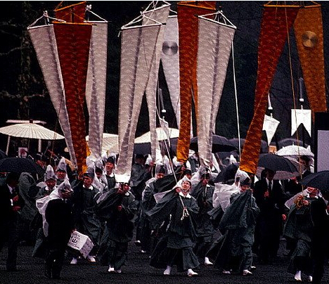 实拍日本昭和天皇的出殡仪式