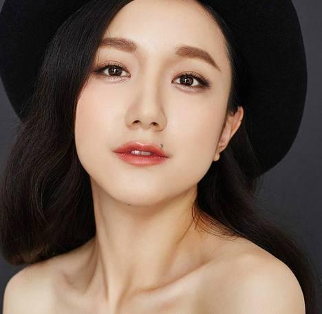 娱乐圈里脸上有痣的明星最后一位眉心有痣美得让你服气