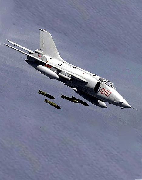 已在部队服役超五十年仍大量装备|强-5|攻击机|战机_新浪新闻