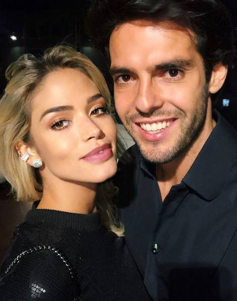 秀恩爱的照片在网上曝光,卡卡新女友身材和颜值都是一个不错的女孩