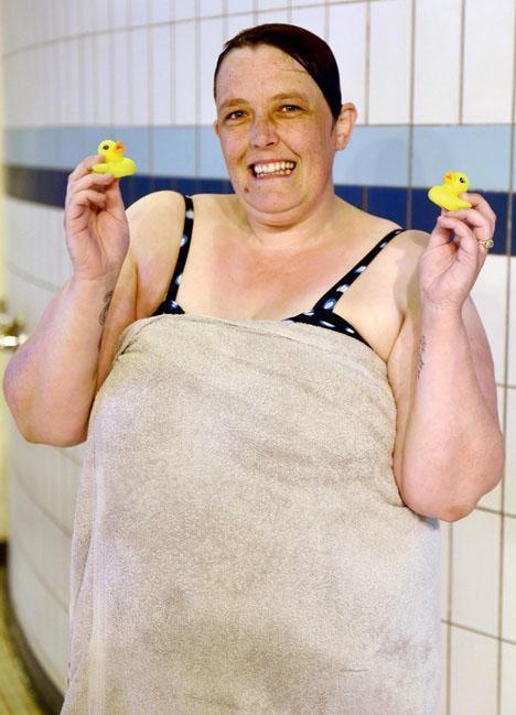 女子因为惧怕水,长达30年没有洗过澡,身上散发出的气味让人作呕