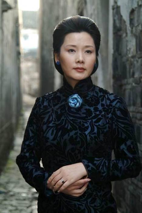 54岁的何赛飞与老公近照,原来何赛飞每天面对的是这样的男人