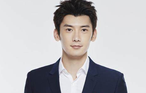 他因出演《铠甲勇士》出道,三度和迪丽热巴合作,现实中又萌又暖|迪丽|