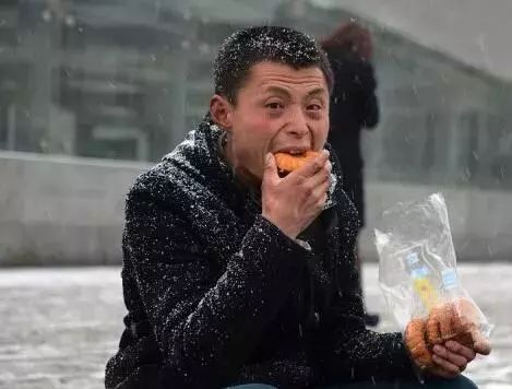 火车站男子吃面包一幕感动无数泾阳人