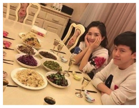 明星吃饭是什么样子的?谢娜摆拍欧弟拿这个碗吃是真饿了