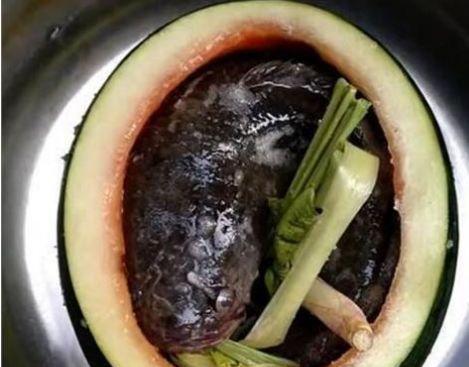 女子把鱼放进西瓜里煮半小时,打开后丈夫直接吐了,寿宴不欢而散