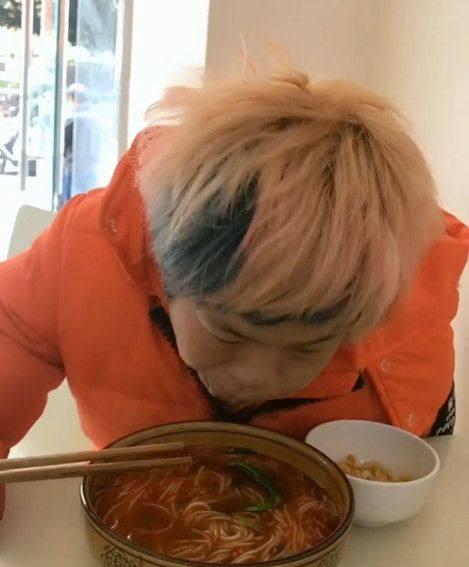 23岁男子网恋女大学生, 奔现后一起吃饭, 口罩摘下后差点吐在桌上