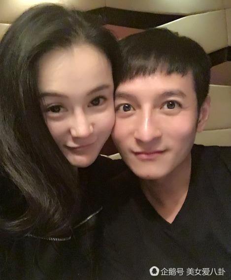 冉莹颖美图秀恩爱,李维嘉枯瘦如柴,注意两腿间的白线p歪了!