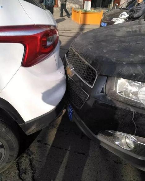 宝骏510提车后刚出4s店就追尾,车主下车一看后悔到想退车
