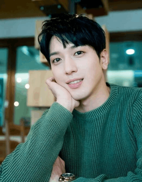 韩国因为男女皆精致的妆容被我国很多网友调侃成娘.