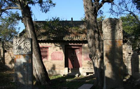 之后看见了吴用,两个发现竟做了同样的梦,两人为了义气在宋江墓前双双