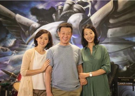 老婆,大老婆叫崔瑶琪,1982年领证结婚的,两人青梅竹马;小老婆叫许黎丹