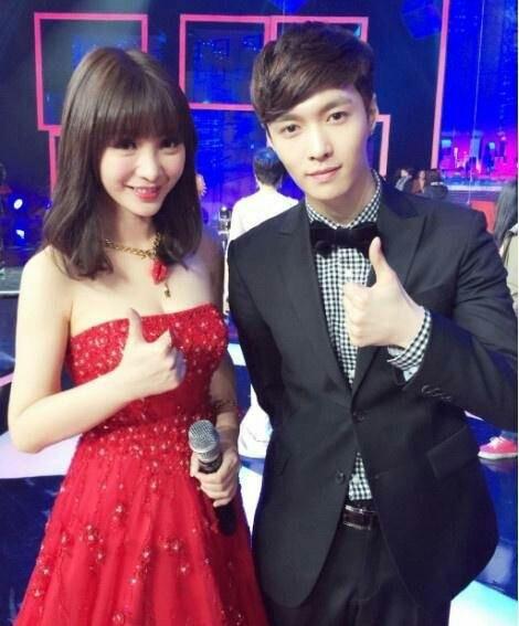 后,鬼鬼在微博上上传了两人的合照,鬼鬼的笑的甜美可人,张艺兴在前边