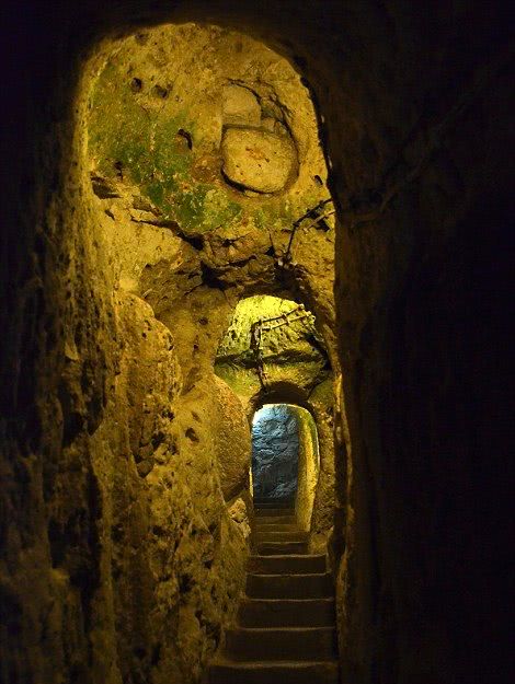 土耳其18层地下古城,可容纳20000人