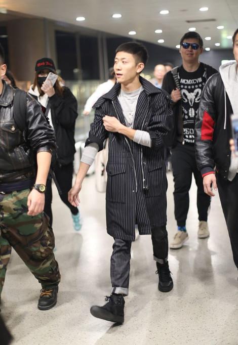 张一山现身机场"余小二"附身,网友:就喜欢你这痞子样儿!