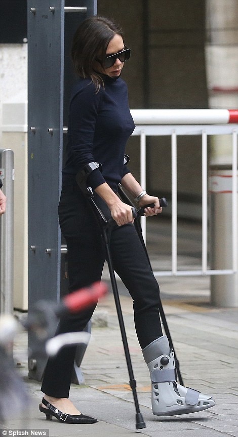 当地时间周五早晨,维多利亚贝克汉姆拄着拐杖