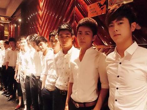 ktv男模陪4名女顾客喝酒, 上完厕所回来, 想不到被其他男模暴打