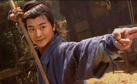 他的右手五指被削断,但是这次可不是自残,而是被万圭诬陷强奸妇女入狱