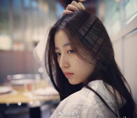 周雨彤 嗯哼 许魏洲周雨彤恋情疑曝光 亲脸牵手发狗粮,神秘身世遭扒