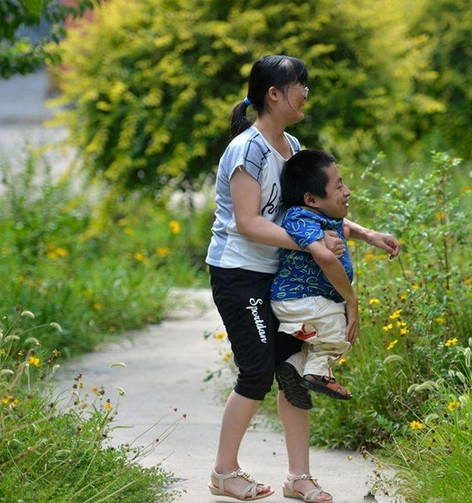 美女嫁給了袖珍丈夫,看到她丈夫的這個行為,明白她為何選擇他