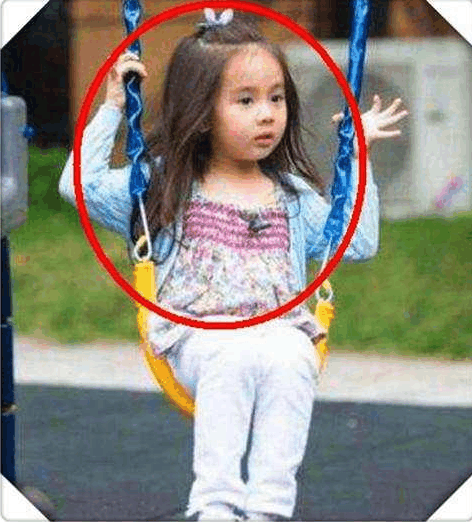 杨幂素颜带女儿现身网友 终于看到小糯米正面照颜值高